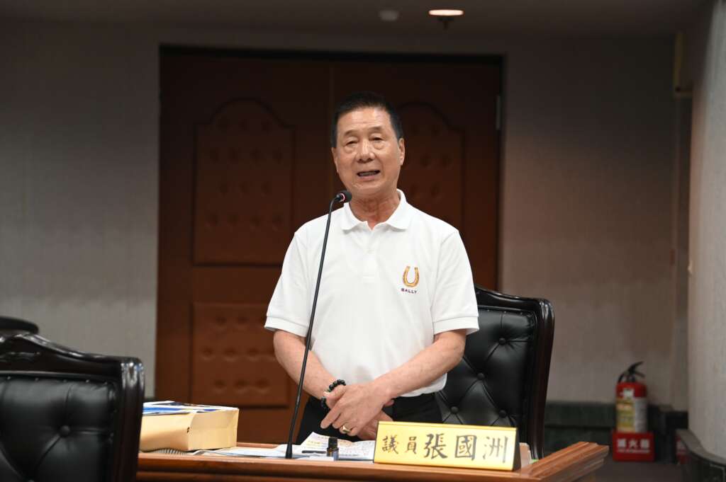 ∆議員張國洲呼籲縣府減少將教師借調至行政單位,讓專業回歸校園,避免影響下一代受教權。(圖/台東縣議會提供)