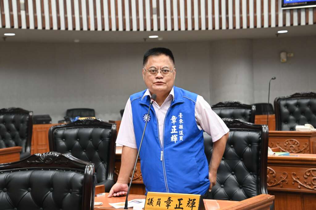 ∆議員張正輝針對原鄉地熱發電開發、河川生態保育及露營區開發等議題，向縣長饒慶鈴及相關局處首長提出質詢。（圖／台東縣議會提供）