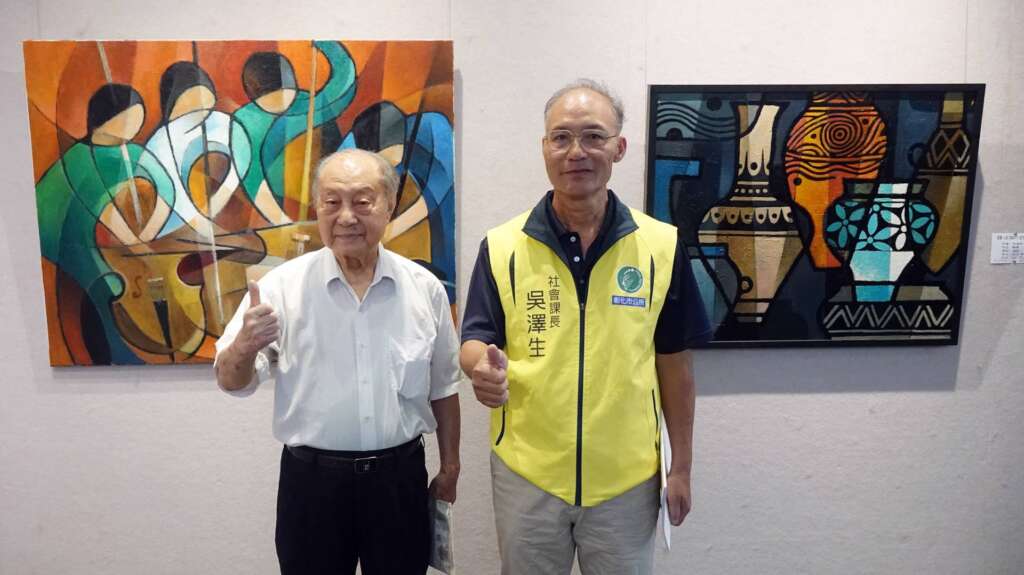 ▲彰化市公所社會課長吳澤生(右)代表林世賢市長主持「眼觀心境:郭煥材(左)91創作回顧展。(圖/記者林明佑攝)