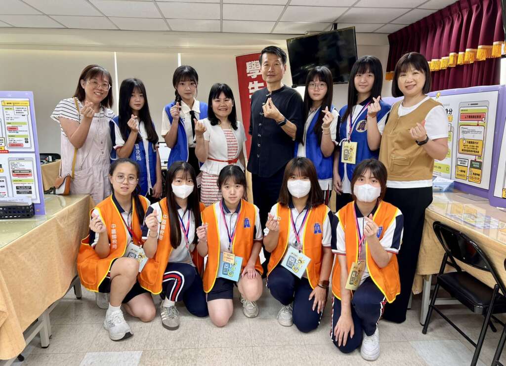 ▲北斗家商納稅服務隊出動，25名學生助民眾手機報稅。（圖／北斗家商提供）