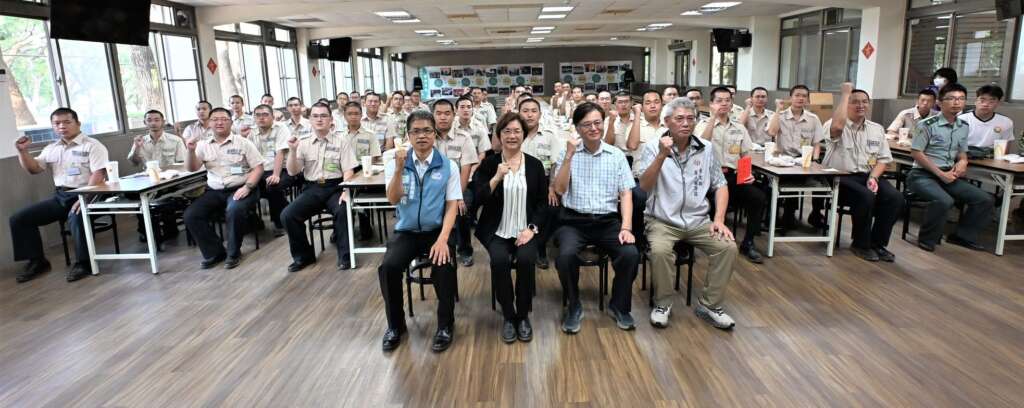 ▲彰化縣長王惠美今下午前往臺中成功嶺營區先後探視陸軍第2251梯次常備兵，以及一般替代役第274梯次、研發替代役第136梯次的縣籍子弟兵，受到營區長官及受訓役男熱烈歡迎。（圖／彰化縣政府提供）