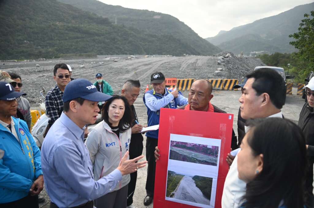 ∆今年元月19日,議長吳秀華與立委黃仁及議員翁麗吟、議員尤忠正及鄉民代表、公所團隊,親赴金崙溪畔進行實地會勘。(圖/台東縣議會提供)