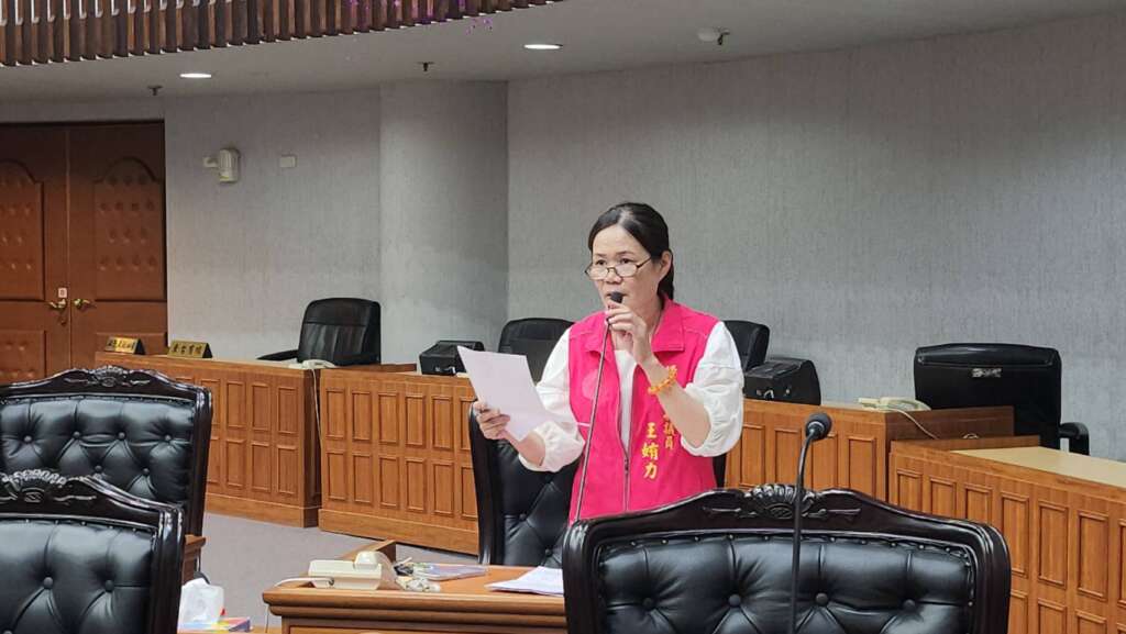 ∆議員王姷力針對長期以來綠島候船室簡陋,乘客擠在狹窄空間汗流浹背,常遭詬病,與即將完工的富岡港候船室有天壤之別,要求台東縣府協助改善。(圖/記者陳志強 攝)