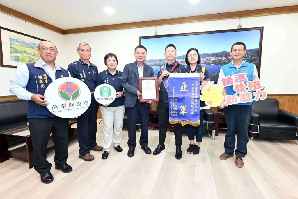 ▲苗栗縣長鍾東錦頒發表揚狀恭賀楊策獲全國農業達人亞軍。