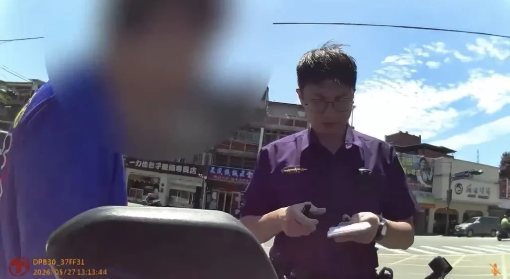員警欲上前攔查,騎士再於路口闖紅燈,員警立即上前示意停車受檢