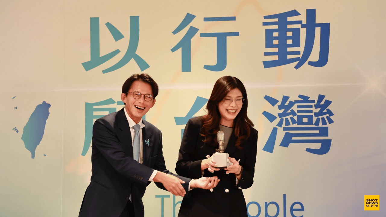 國民黨主席鄭麗文(右)與民眾黨主席黃國昌(左)。(短新聞資料照)