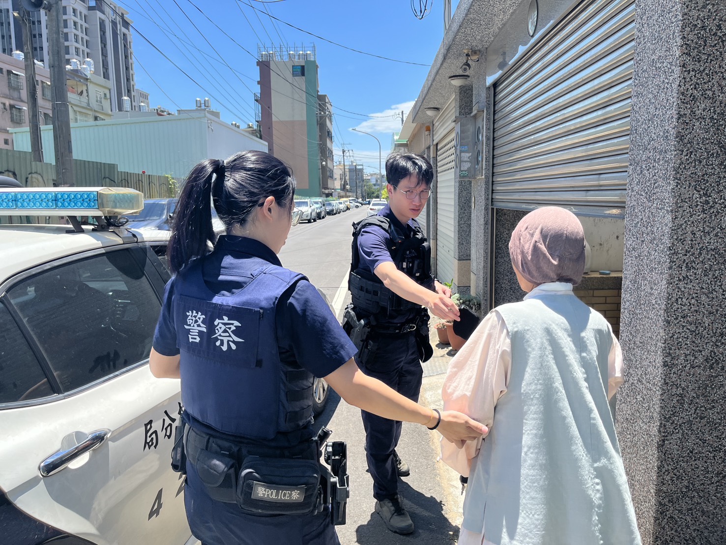 太熱了!楊梅老婦外出中暑摔傷 警貼心護送回家 S 84221987 0