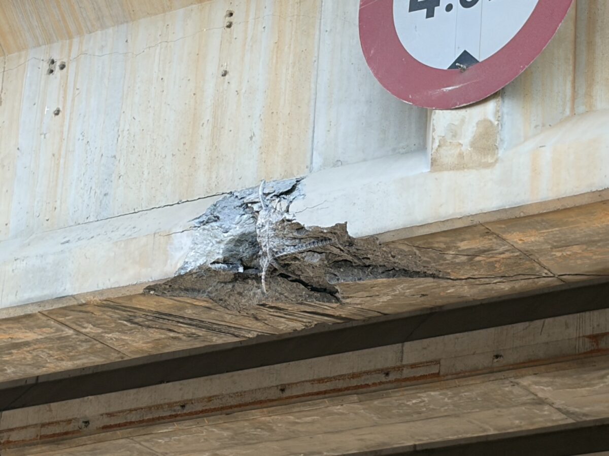 【有片】中壢聯結車載高空作業車釀禍!撞壞電桿、涵洞鋼筋外露 S 23953603 0