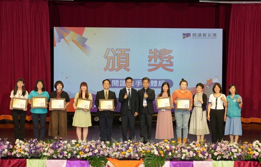▲高市圖李金鴦館長與兩位分館主任在頒獎典禮合影,共享山海城鄉雙雙獲獎的榮耀。