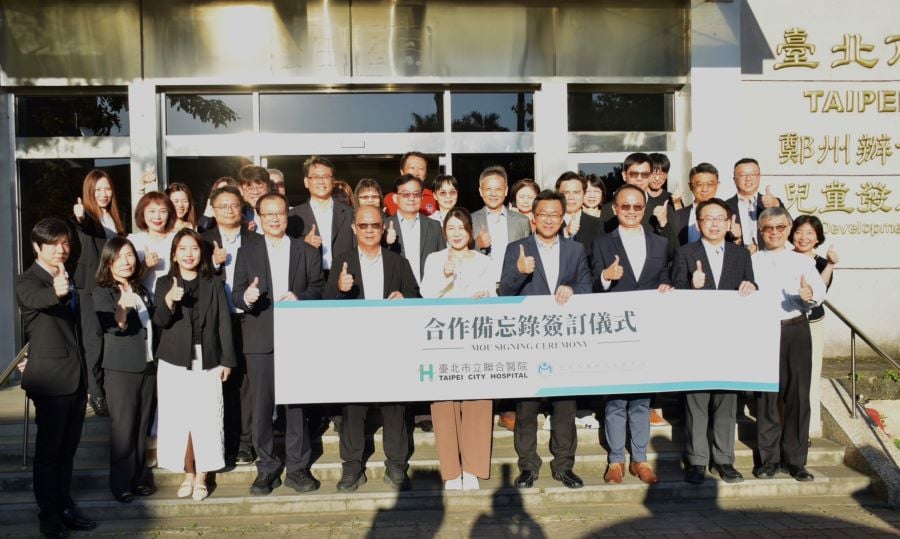 ▲金屬中心董事長劉嘉茹(前排左六)與臺北市立聯合醫院總院長王智弘(前排右四)共同簽署合作備忘錄(MOU),與會貴賓合影留念。