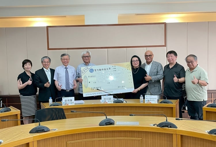▲ 上海聖約翰大學校友、已故香港達思航空行政總裁歐德強之子女,代表家族慷慨捐贈10萬美金給聖約翰科大挹注校務發展基金。