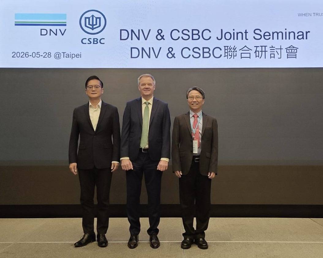 ▲出席「2026 DNV與CSBC聯合研討會」(右起台船公司蔡坤宗總經理、DNV大中華地區總裁Norbert Kray、交通部航港局陳賓權副局長)合影。