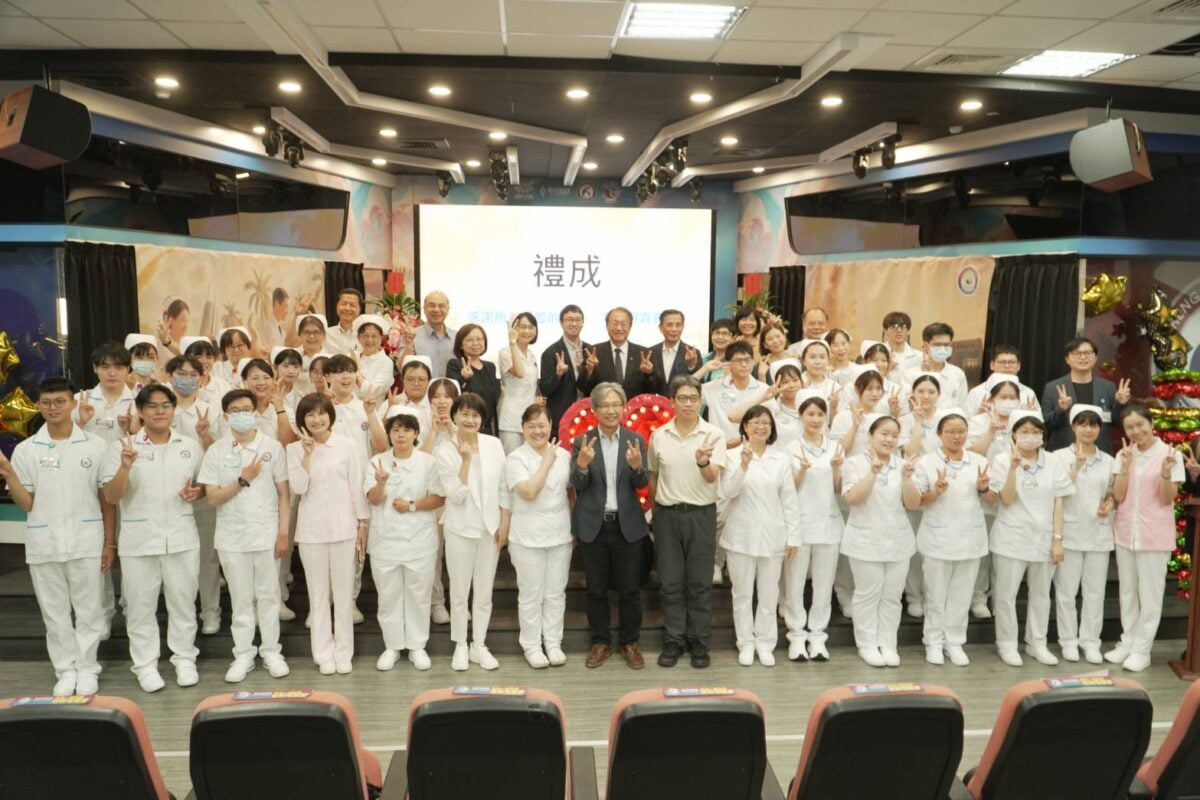 ▲燭光傳承護理魂，正修科大35位學生加冠宣誓感動全場。