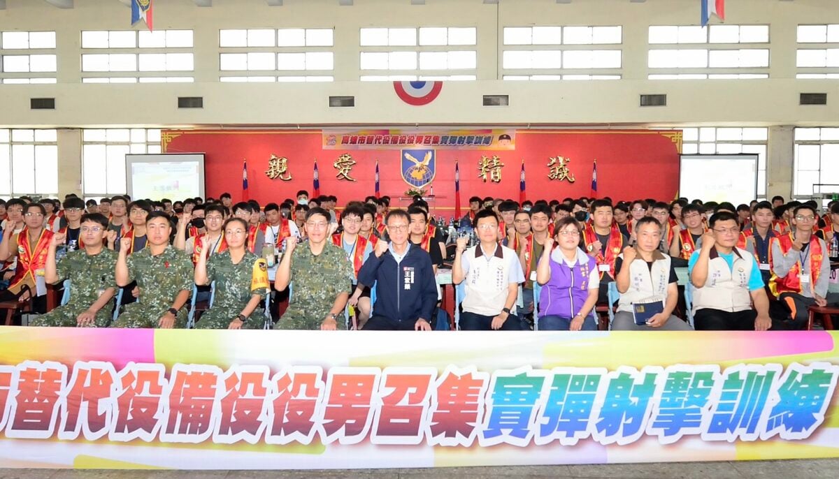 ▲高雄市政府王宏榮副秘書長與參加實彈射擊召員合影（圖╱高市府民政局提供）