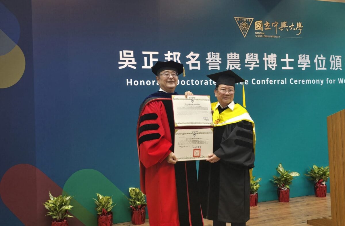 ▲興大校長詹富智(左)頒授名譽農學博士學位證書給正瀚生技董事長吳正邦(右)。