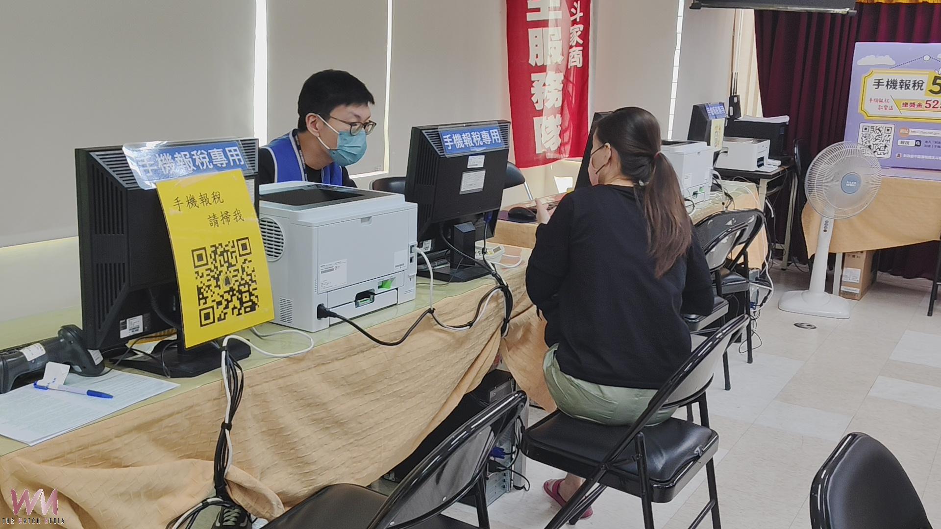 （有影片）／北斗家商學生化身報稅小幫手　手機報稅快速又方便 - https://www.watchmedia01.com
