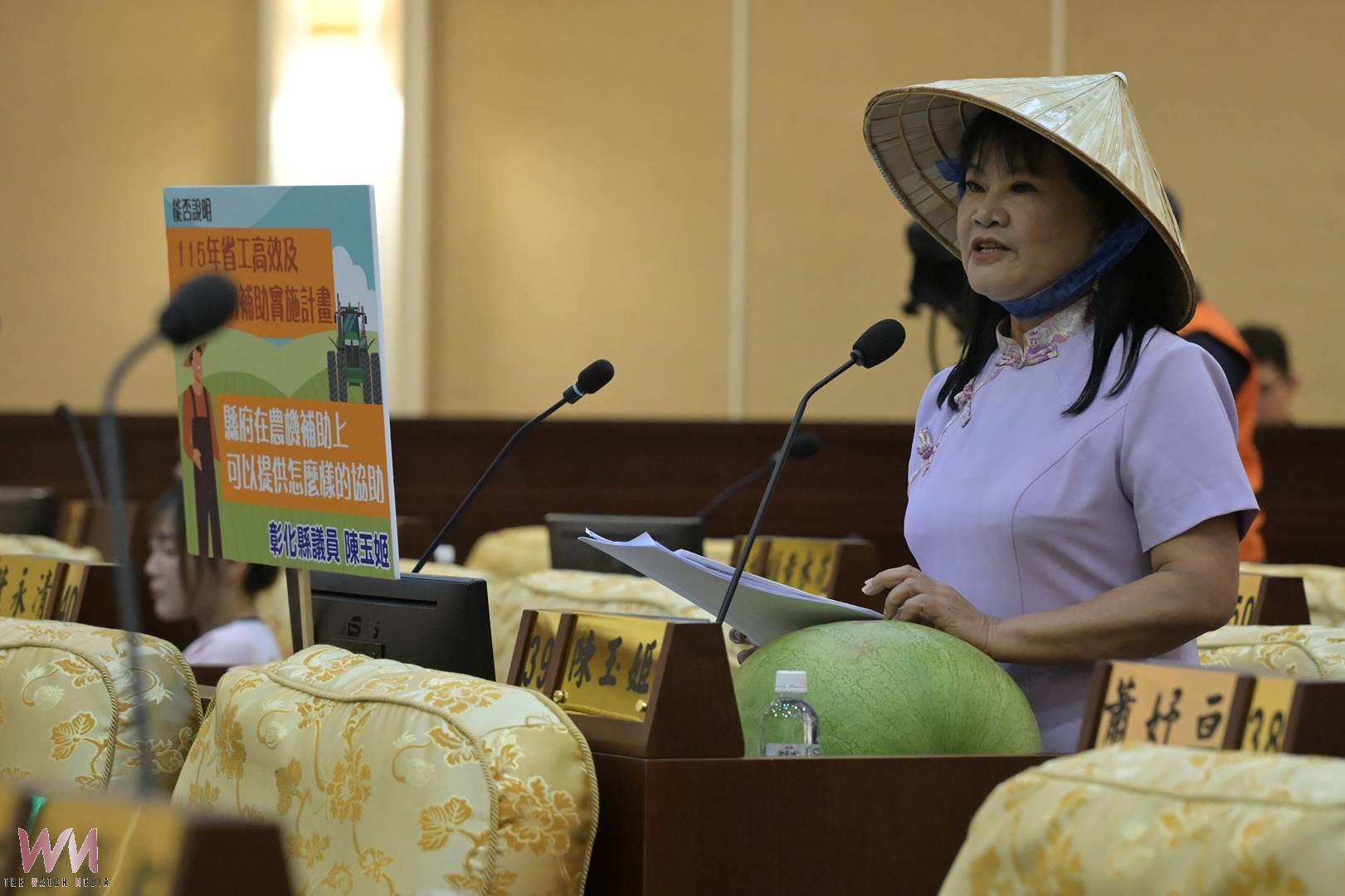 大西瓜搬進議會質詢!農機補助改制引農民焦慮 - https://www.watchmedia01.com