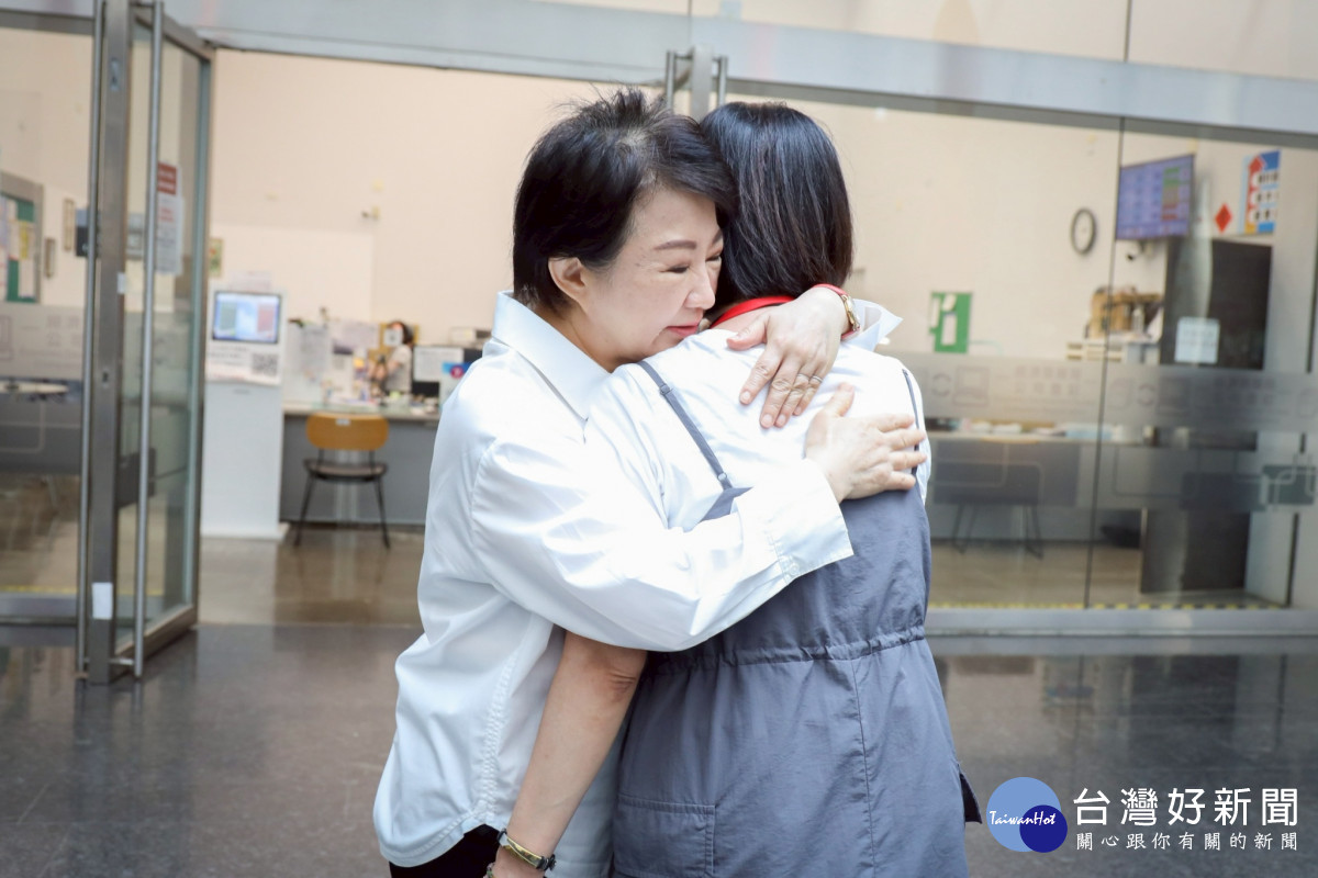 盧市長擁抱辛苦的同仁，表達最深切的感謝與慰問