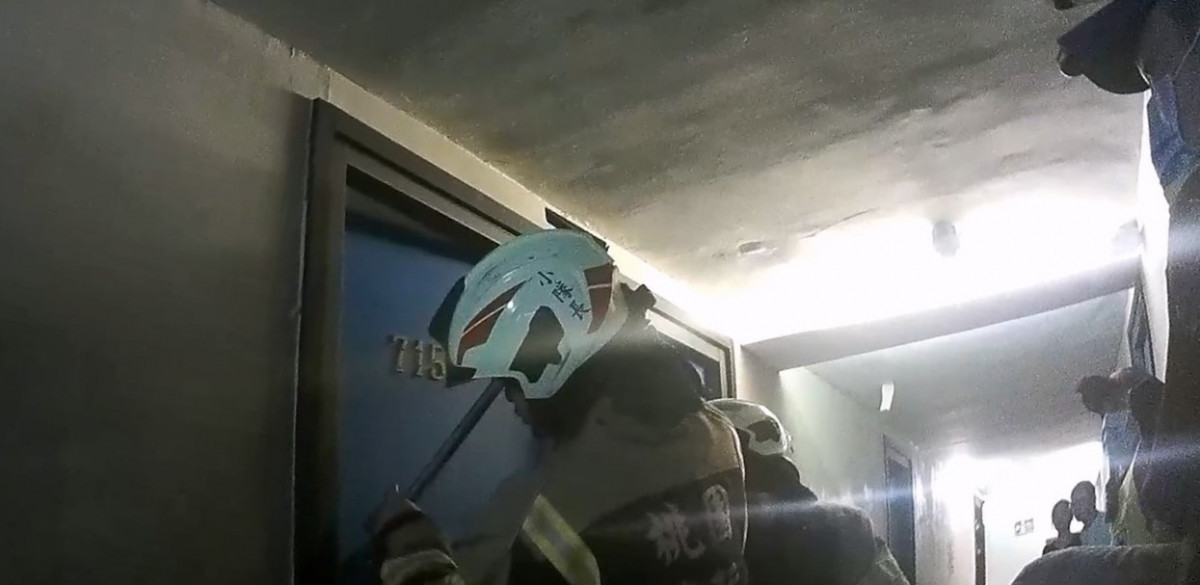 老翁倒臥旅館浴室，楊梅警即刻伸援化解危機。