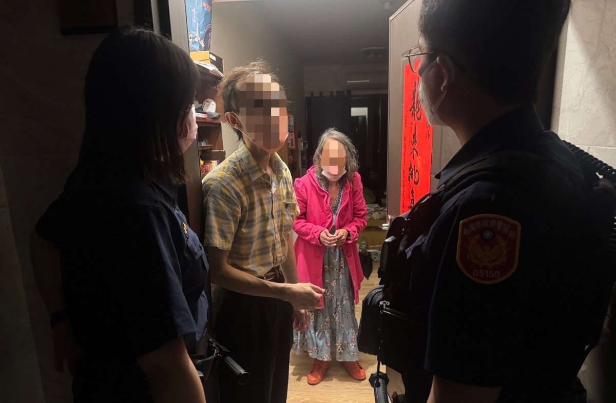 老婦誤上機車求返家，楊梅警協助化解危機。
