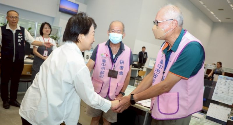 聯合服務中心遭暴力毀損!盧秀燕親赴現場慰問第一線同仁:市府是大家的後盾