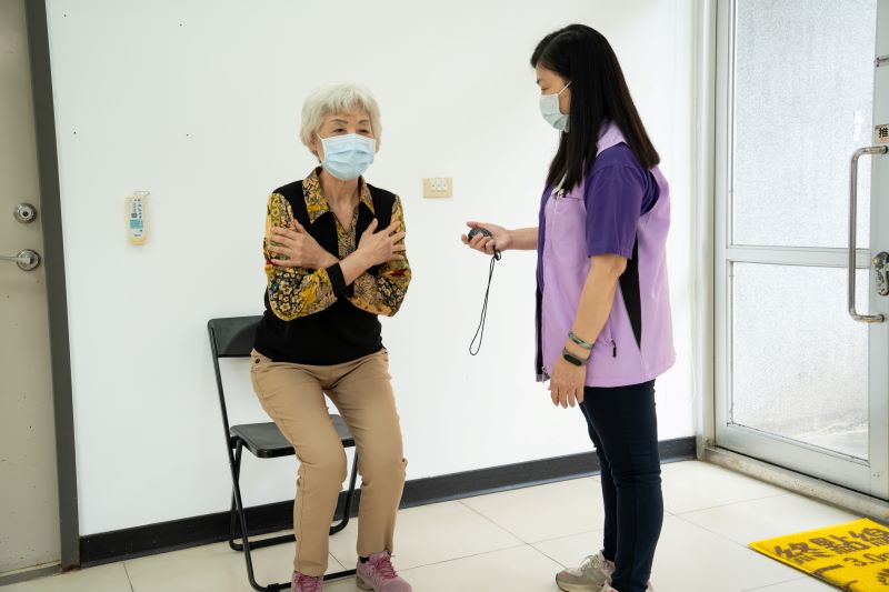 長者衰弱早發現 新北鼓勵做ICOPE檢測領限量禮券 40 《圖說》長者行動能力檢測。〈衛生局提供〉