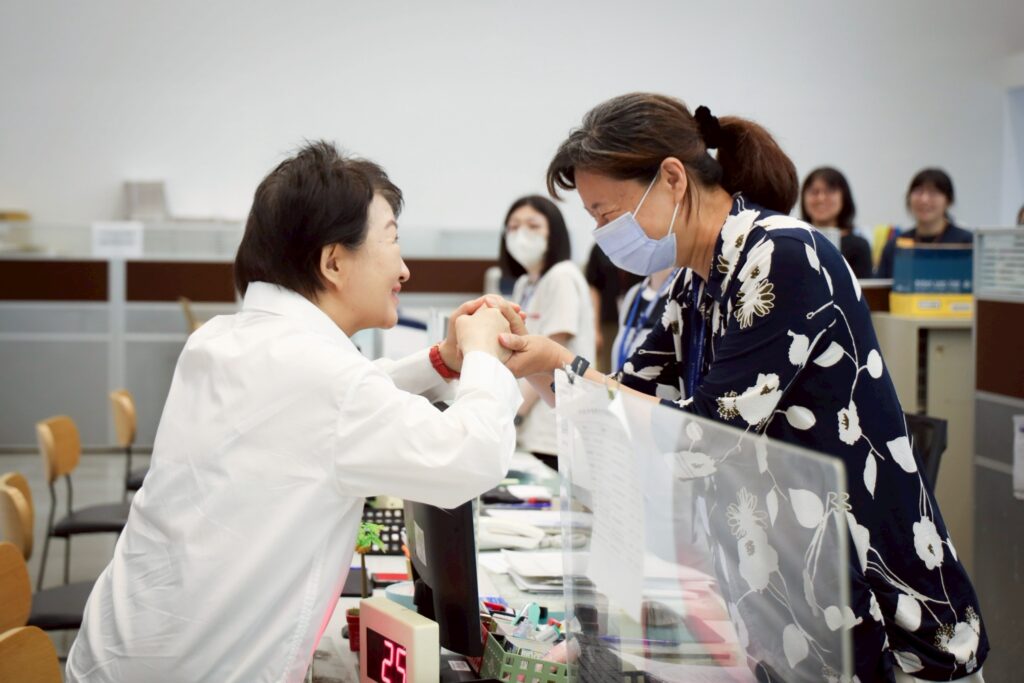 中市府聯合服務中心遭暴力毀損 盧秀燕赴現場慰問受驚員工 46 %E5%B8%82%E9%95%B7%E8%87%B3%E8%81%AF%E5%90%88%E6%9C%8D%E5%8B%99%E4%B8%AD%E5%BF%83%E6%85%B0%E5%95%8F%E8%A1%A8%E9%81%94%E6%84%9F%E8%AC%9D 1024x683 1