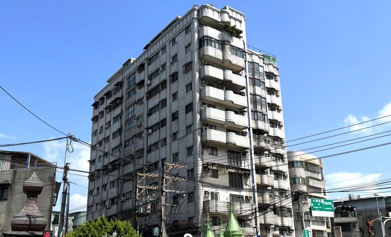 府中老舊海砂屋都更邁大步 〈林園天廈〉將改建15層住宅 26 《圖說》「林園天廈」更新前建物外觀。〈都更處提供〉
