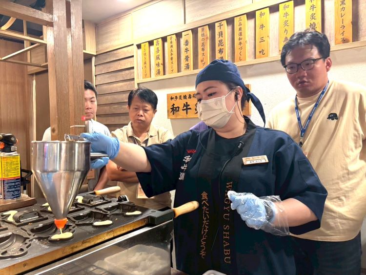 助退除役官兵接軌民間職場 新北榮服處參訪體驗反映熱絡 34 《圖說》王品集團門市夥伴示範餐點製作及現場服務流程,讓退除役官兵實地認識餐飲服務產業工作內容。〈新北榮服處提供〉