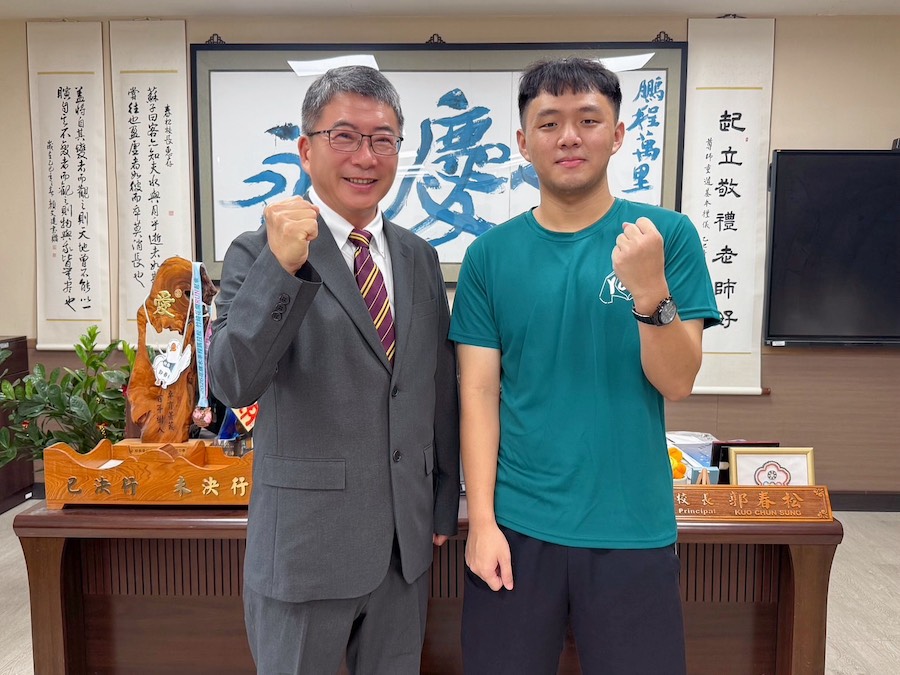 翁少宸(右)立志從醫關懷弱勢,終於如願錄取國立「成功大學醫學系」,成為永慶首位透過繁星推薦錄取醫學系的學生;郭春松校長(左)勉勵帶著永慶高中培養出的堅持、關懷與溫度,成為一位專業而仁心的醫師。(圖/永慶高中提供)