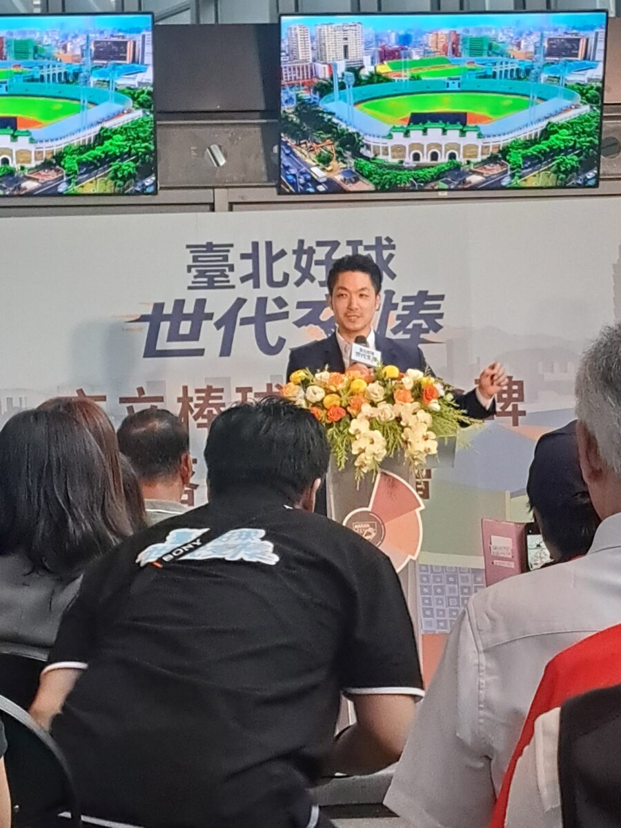 台北市長蔣萬安出席致詞指出：「這不只是立一座紀念碑，更是讓當年的感動被看見、被記住，是對臺灣棒球英雄們最深的致敬。(影像有記者郭晉嘉拍攝)。