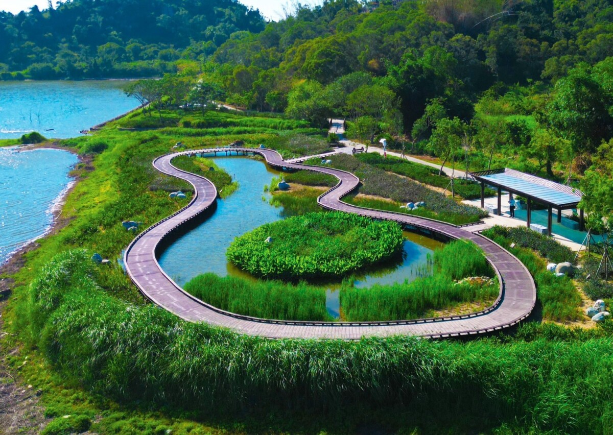 ▲觀音湖環湖步道,騎乘單車欣賞湖邊景色。(圖/觀光局提供)