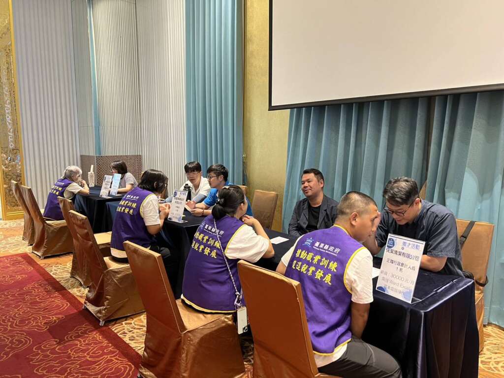 ∆本次成果展邀集8家旅宿與服務業者到場參與徵才,讓企業能直接看見學員專業能力與訓練成果,也讓學員能即時了解職缺內容與工作需求,有效縮短求職與徵才等待時間。(圖/臺東縣政府提供)
