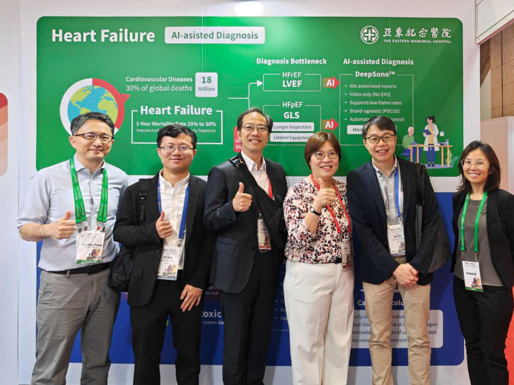▲亞東醫院心臟血管內科的醫療團隊於采風智匯的展位上合影