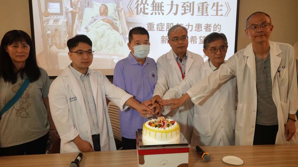 ▲59歲施先生經彰化秀傳紀念醫院醫療團隊全力搶救後，終於成功脫離險境，今日可以出院，院方特別準備蛋糕為他慶祝重獲新生。（圖／記者林明佑攝）