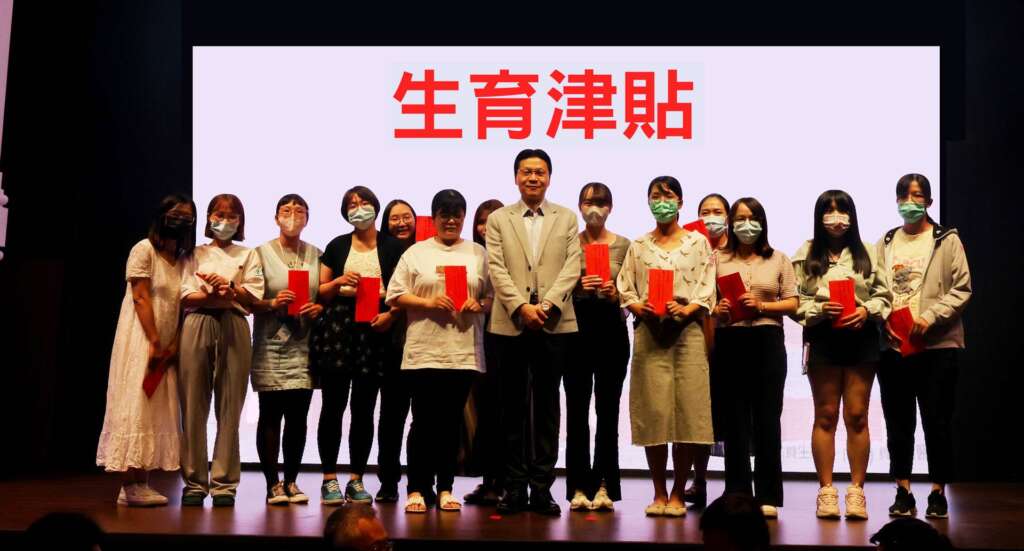 ▲彰化員榮醫院為鼓勵同仁生育，十多年來，年年由張總院長頒發生育津貼。曾有同仁生第六胎領十萬。（圖／員榮醫院提供）