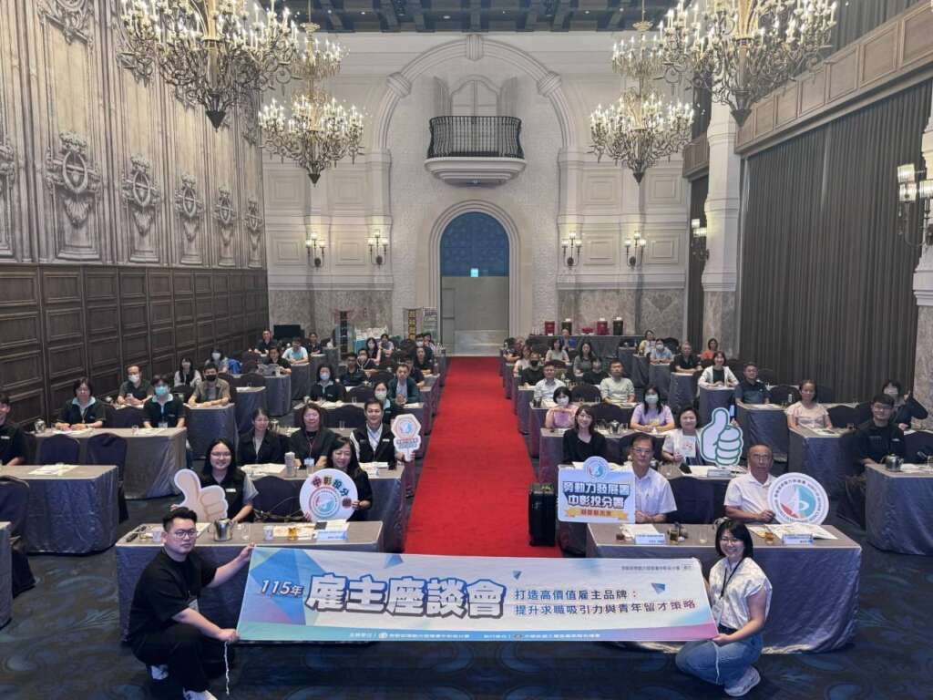 ▲中彰投分署副分署長傅晶如（左二）和與會雇主交流後進行大合照。（圖／中彰投分署提供）