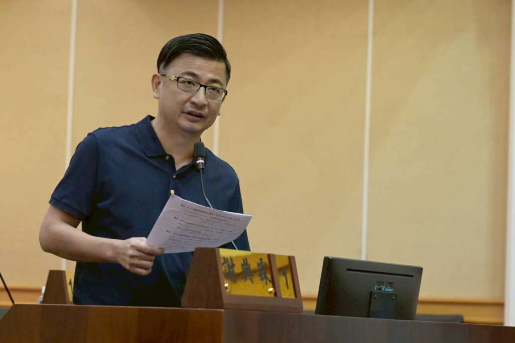 ▲彰化縣近期發生動物受虐及民眾遭犬隻攻擊等事件，彰化縣議長謝典霖於本次定期會正式要求縣府研議制定《彰化縣動物保護自治條例》，希望透過地方自治制度，強化動保與公共安全。（圖／彰化縣議會提供）