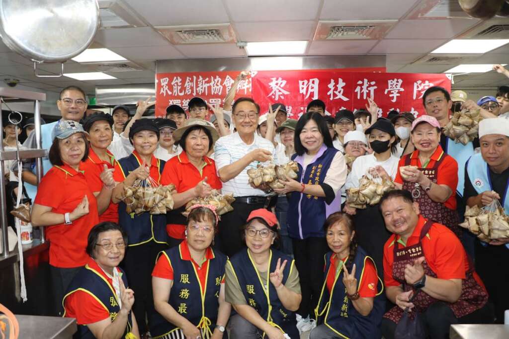 ▲眾能協會攜手黎明師生包粽送弱勢,中為黎明技術學院校長林明芳,中右為社會局副局長吳淑芳,中左為新北市眾能創新協會理事長黃芯愉。