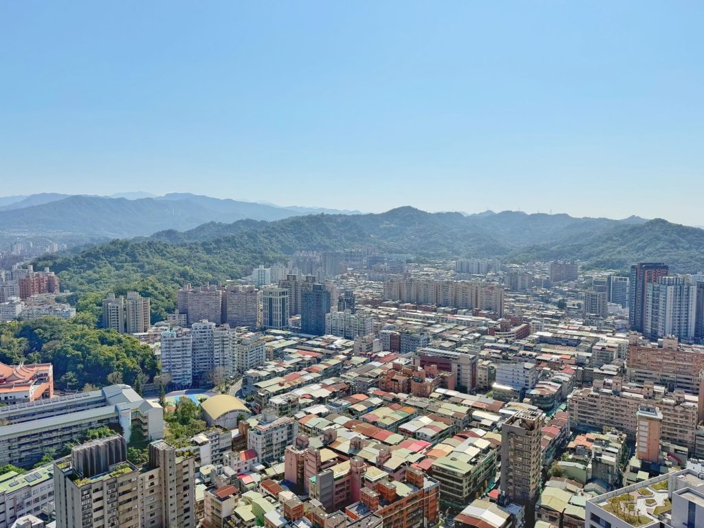 國內經濟表現佳，以及台股大漲帶動財富效果，房市買氣有回溫跡象，5月全台交易量較4月量增12%。(房市示意圖)