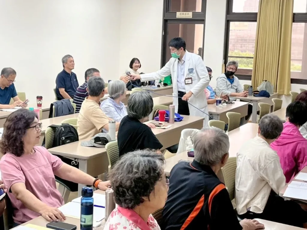 中山附醫肝膽胃腸科主治醫師汪奇志在「胃膽胰保健及治療」課程中與學員熱絡互動。（圖/中山醫大提供）