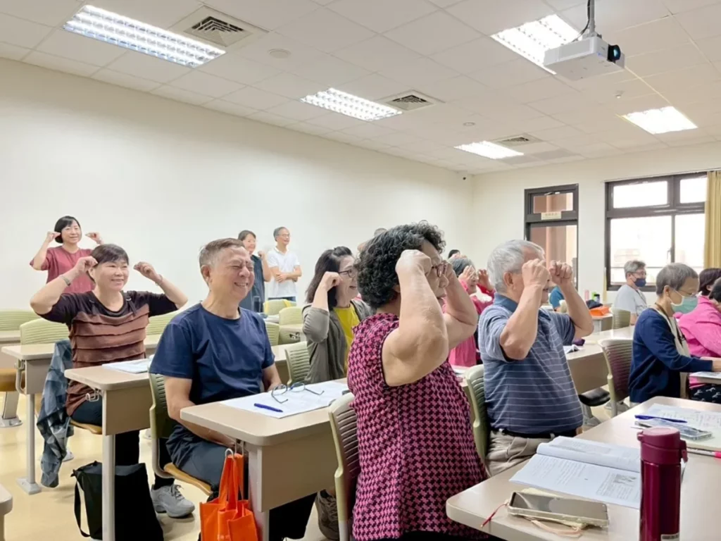 中山醫大樂齡大學課程帶領學員進行簡單物理治療動作，提升日常保健觀念。（圖/中山醫大提供）