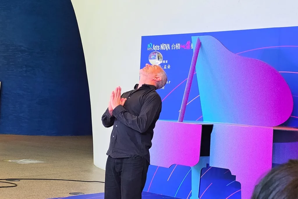 第3度受邀到歌劇院演出的Mondot，今天首次在記者會上表演水晶球雜技，藝術對談中他說：「每次我都覺得自己很幸運，可以透過作品和觀眾交流這樣的時刻。」（圖/陳惠玲攝影）