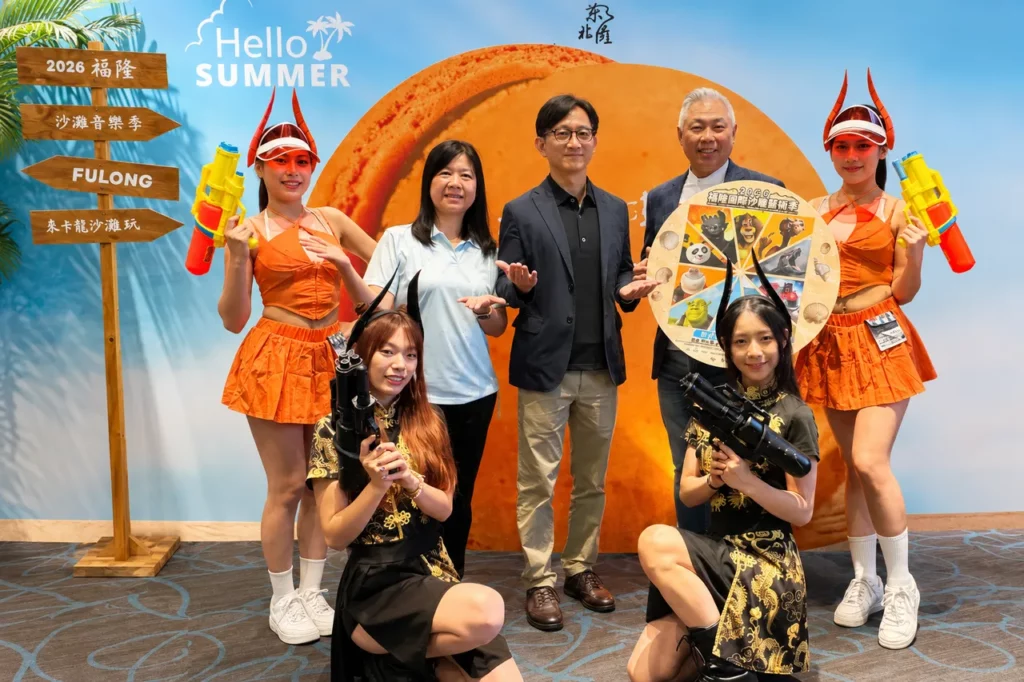 福隆國際沙雕藝術季開幕活動。左：交通部觀光署東北角及宜蘭海岸國家風景區管理處處長游麗玉。中：交通部觀光署主任秘書黃易成。右：福容大飯店福隆總經理戴瑞宏