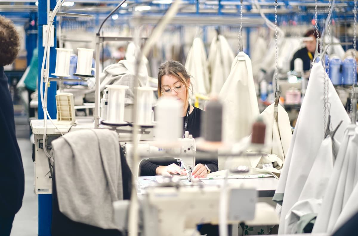 機器人連衣服都會做了? 矽谷黑科技「不用針線」直接用膠水黏,成衣業恐迎最大革命