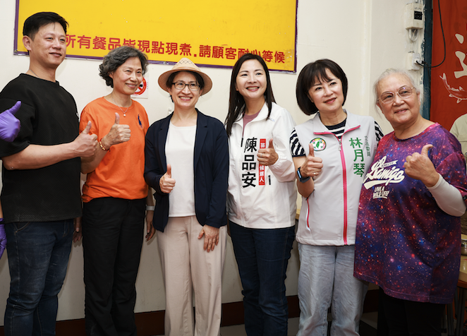 副總統蕭美琴（左三）、縣長參選人陳品安（右三）、立委林月琴（右二）。
