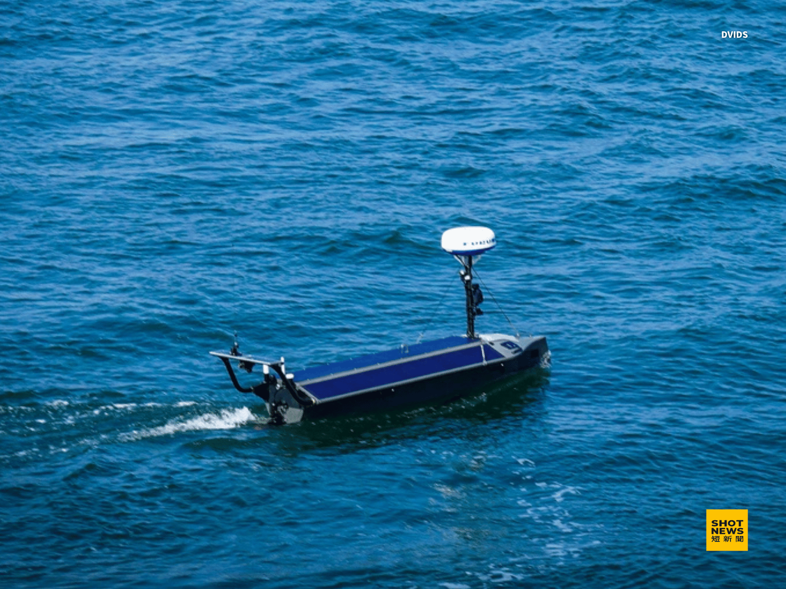 美國海洋科技公司Seasats生產的「光魚」(Lightfish)無人水面載具(USV)。(DVIDS)