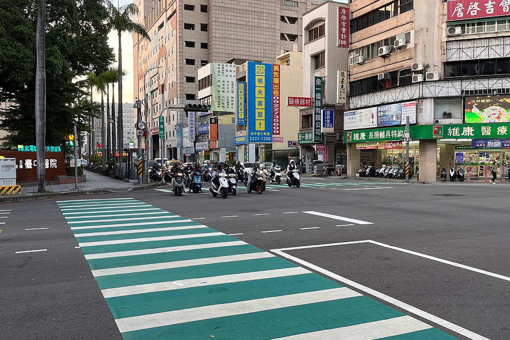 台中行人交通事故死亡數下降 葉昭甫:今年「行人優先號誌」擴建至千處 174 台中行人交通事故死亡數下降 葉昭甫:今年「行人優先號誌」擴建至千處 173