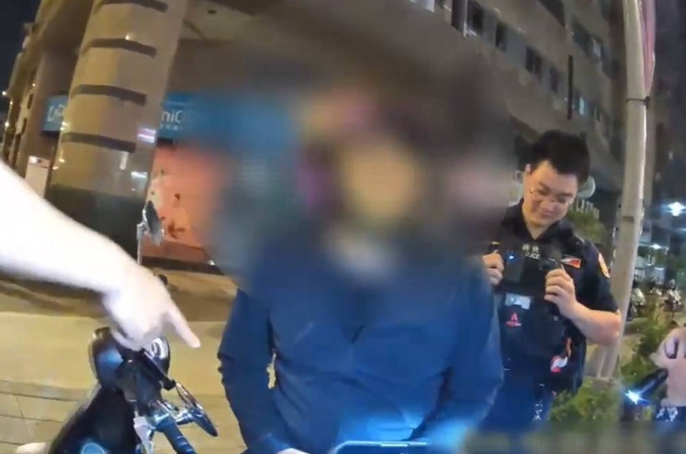 東遮西掩手擋口袋 24歲機車騎士涉嫌藏毒與毒駕送辦 186 cnews204260529a08