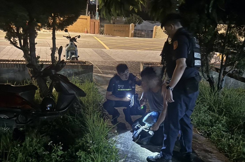 偷了車藏草叢 警守株待兔逮36歲涉竊男子 204 cnews204260529a10